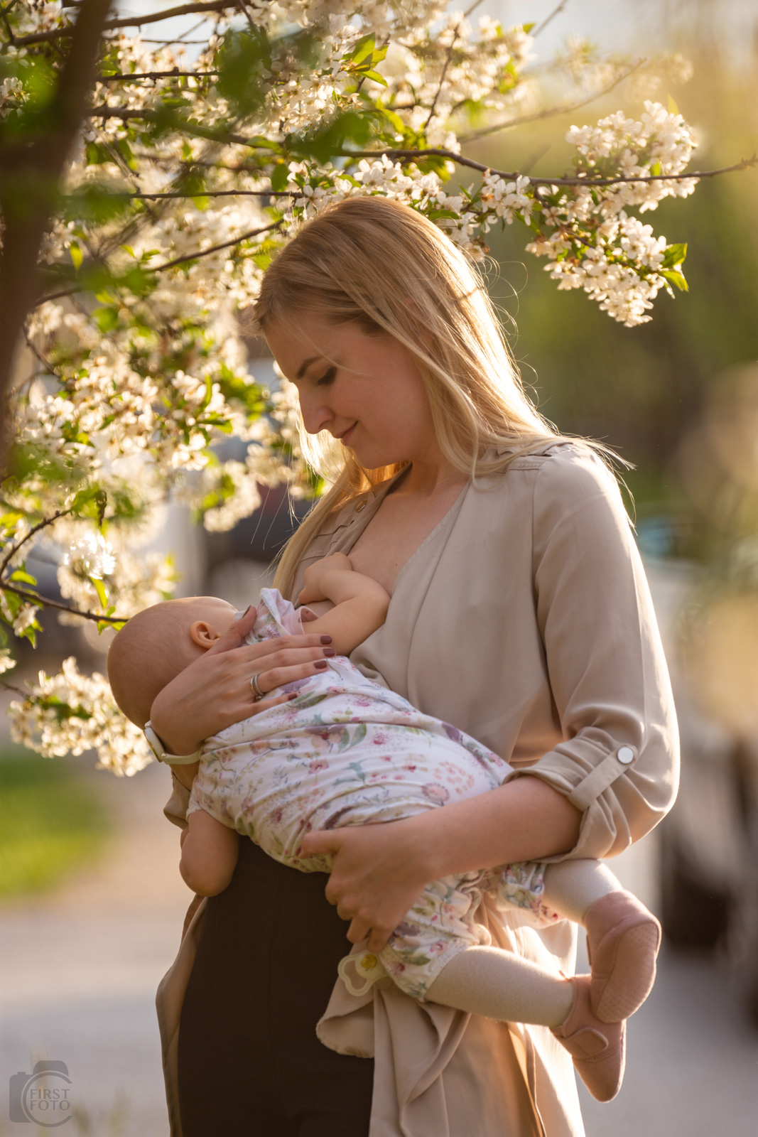 portre_15 anya kismama baba hordozás boldogság portré naplemente virág