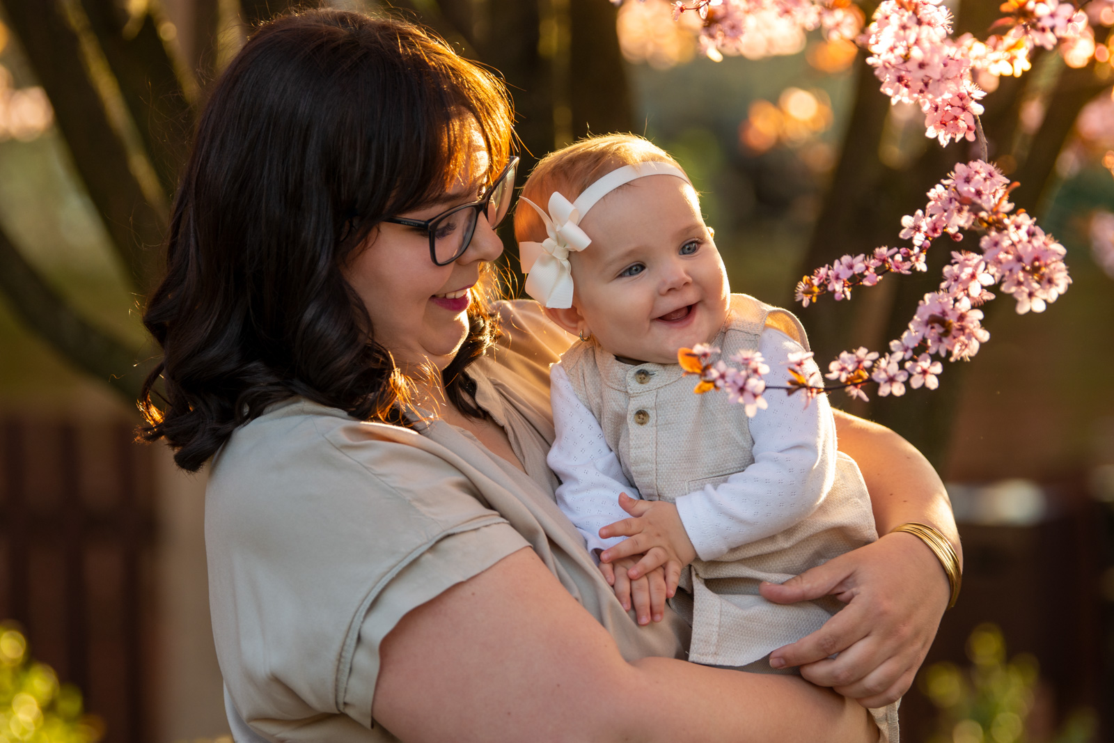 portre_12 anya kismama baba hordozás boldogság portré naplemente vérszilva virág