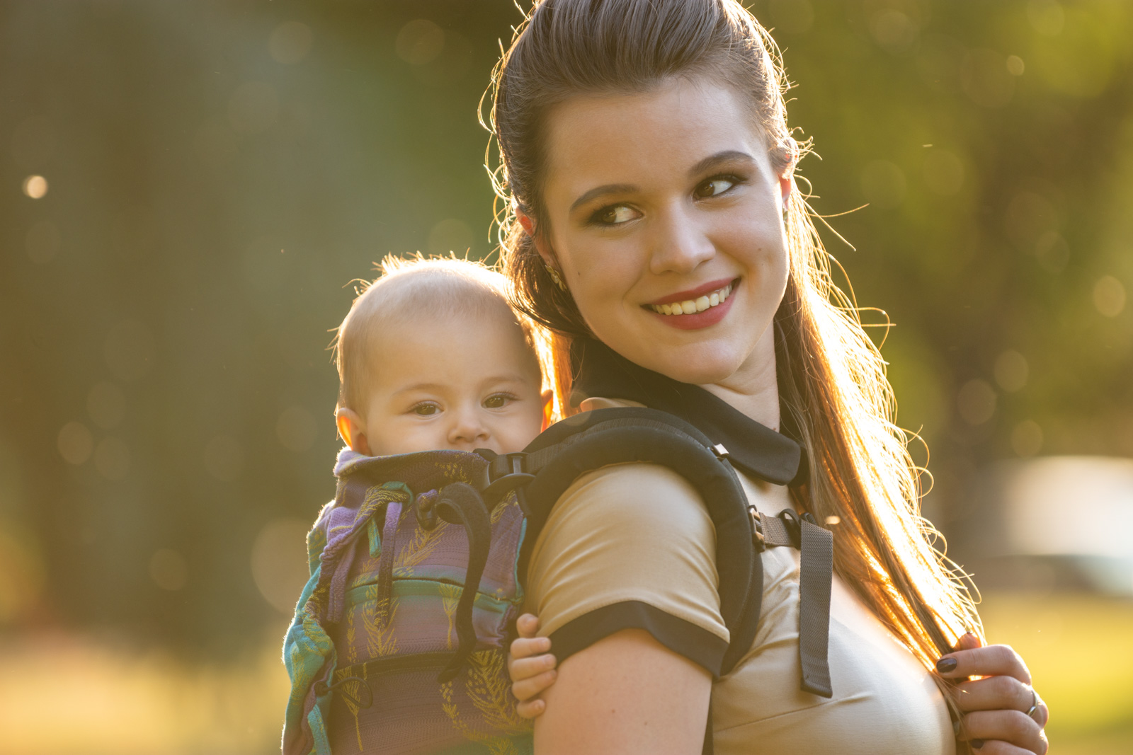 portre_10 anya kismama baba hordozás boldogság portré naplemente