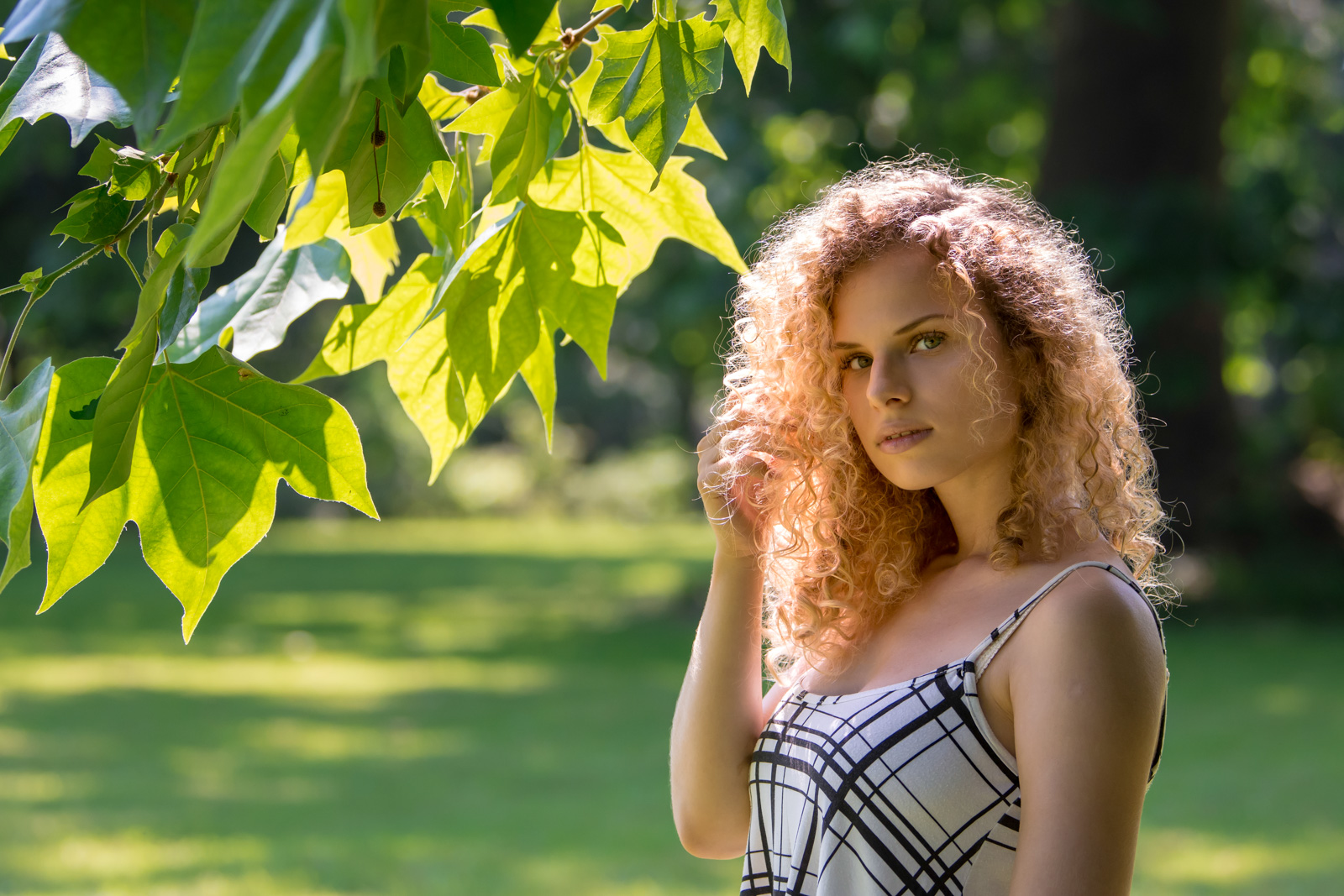 portre_18 szőke göndör lány természetben portré