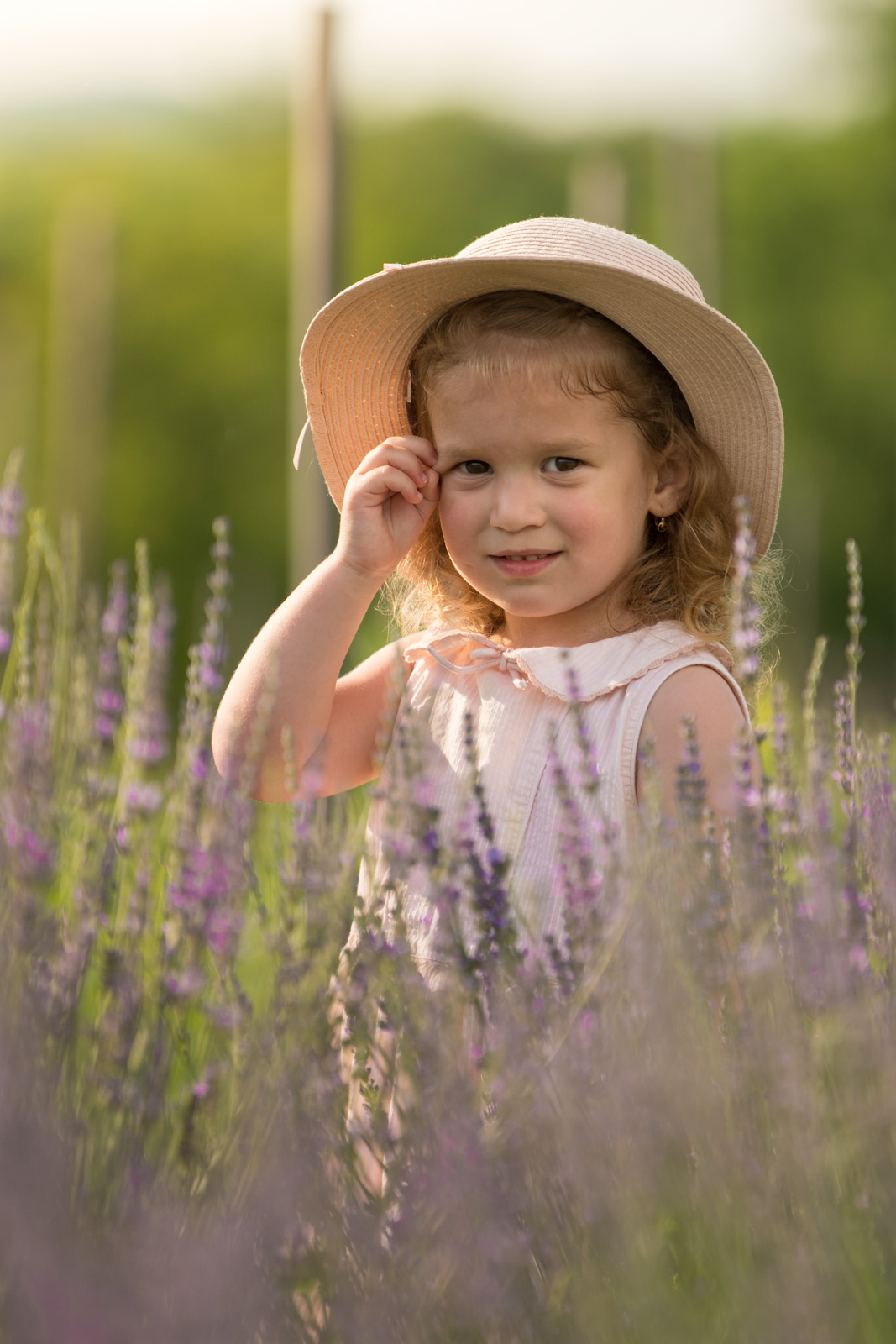portre_20 kislány kalapban portré levendulás