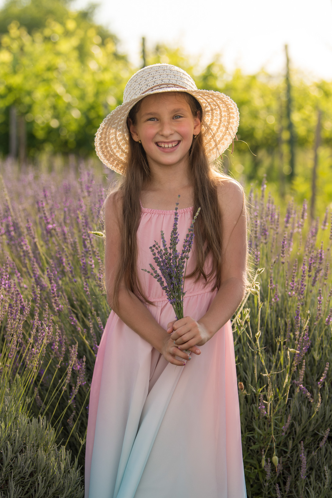 portre_21 kislány kalapban portré levendulás