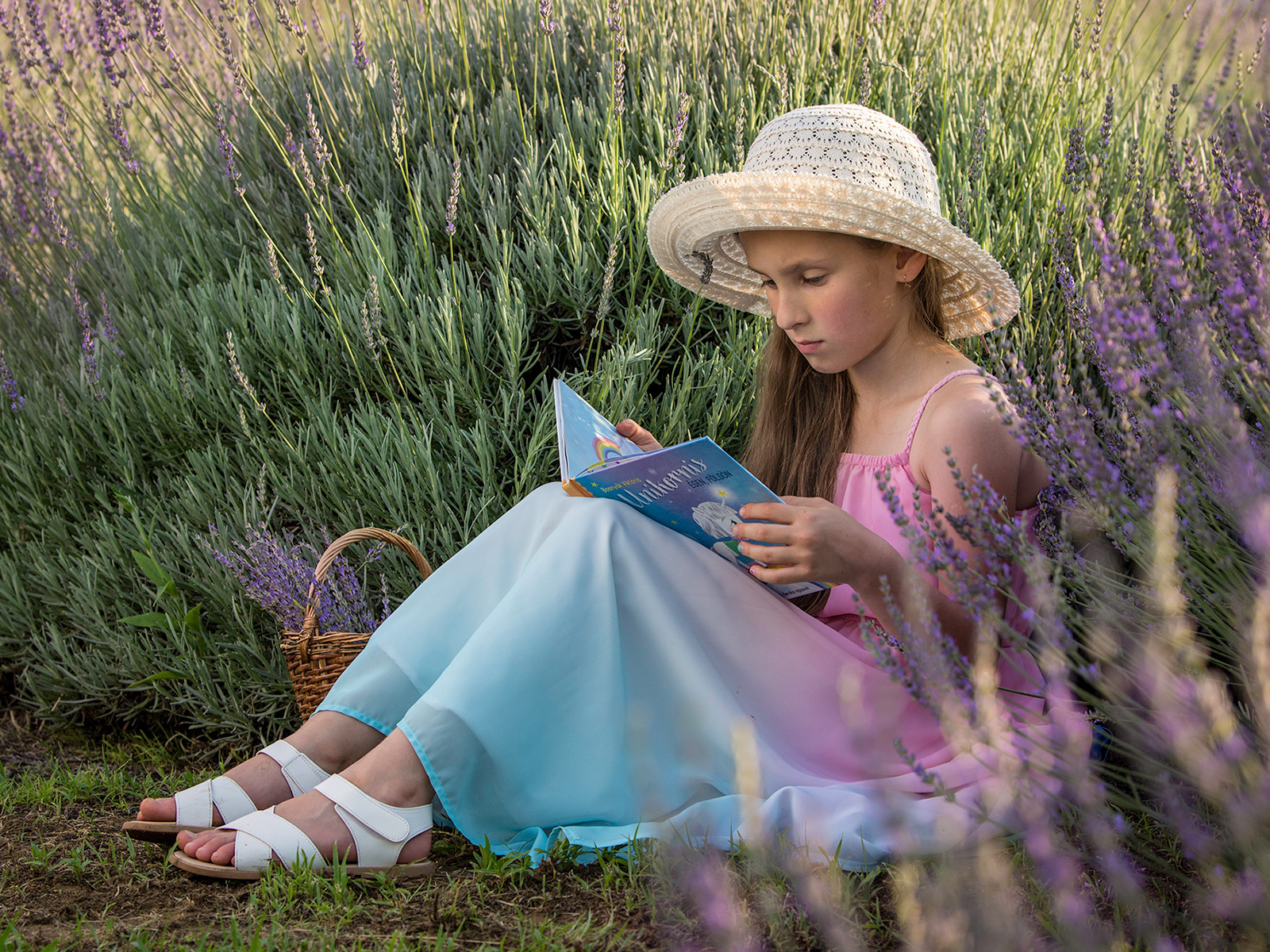 portre_23 kislány kalapban portré levendulás könyv olvasás