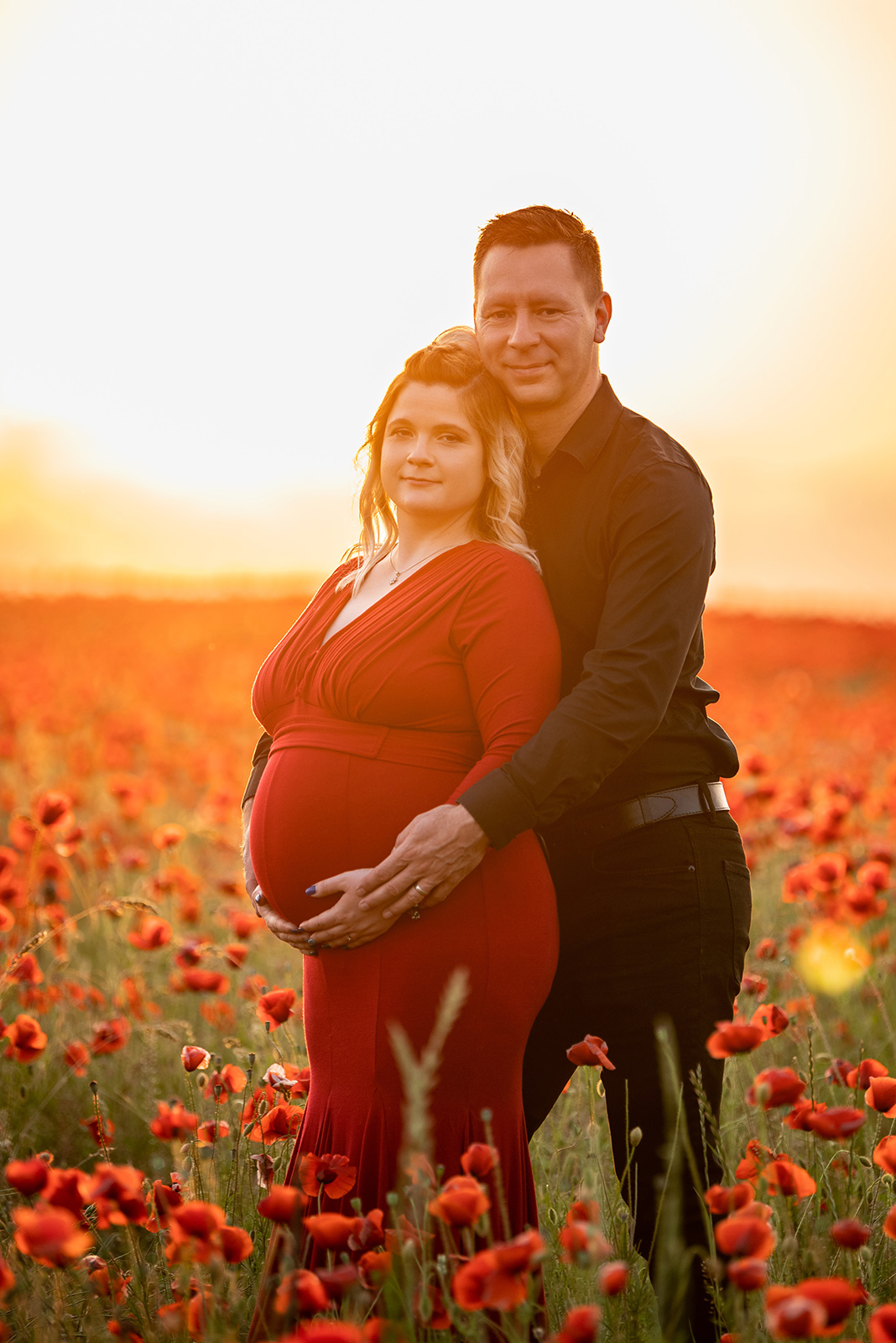 portre_28 kismama pár babaváró portré pipacs naplemente