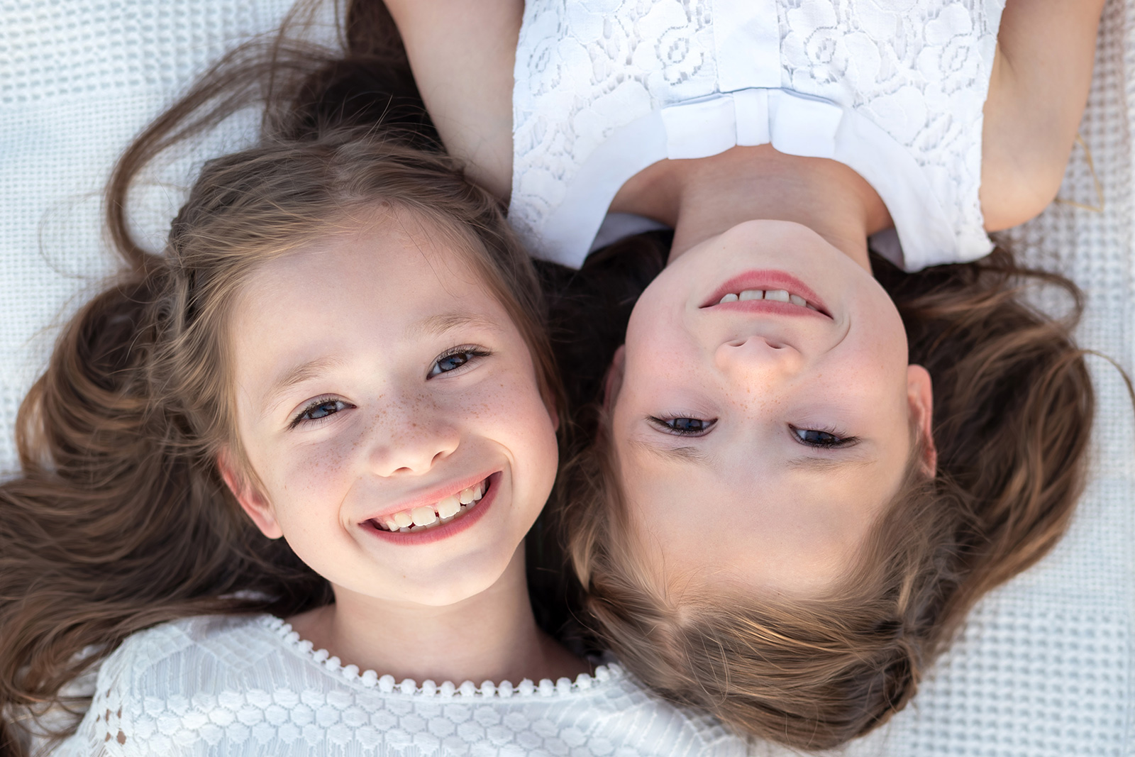 portre_32 ikrek kislányok portré hasonlóság boldogság