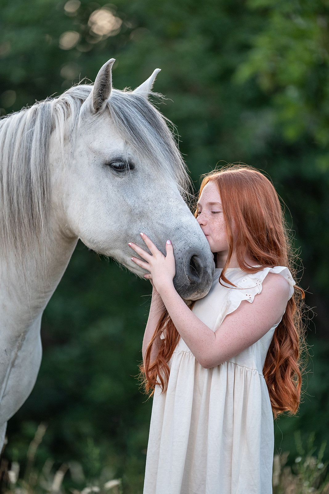 lovas_15 szürke ló portré lovas vörös lánnyal