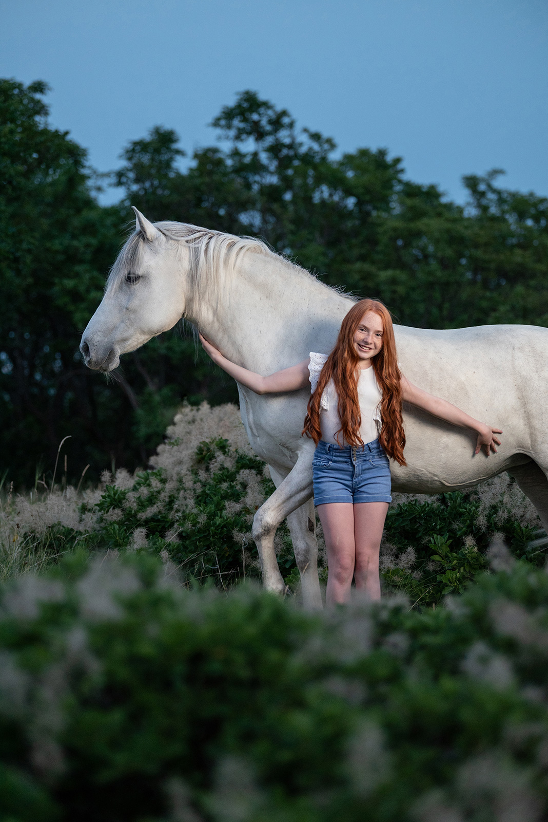 lovas_18 szürke ló portré lovas vörös lánnyal naplemente