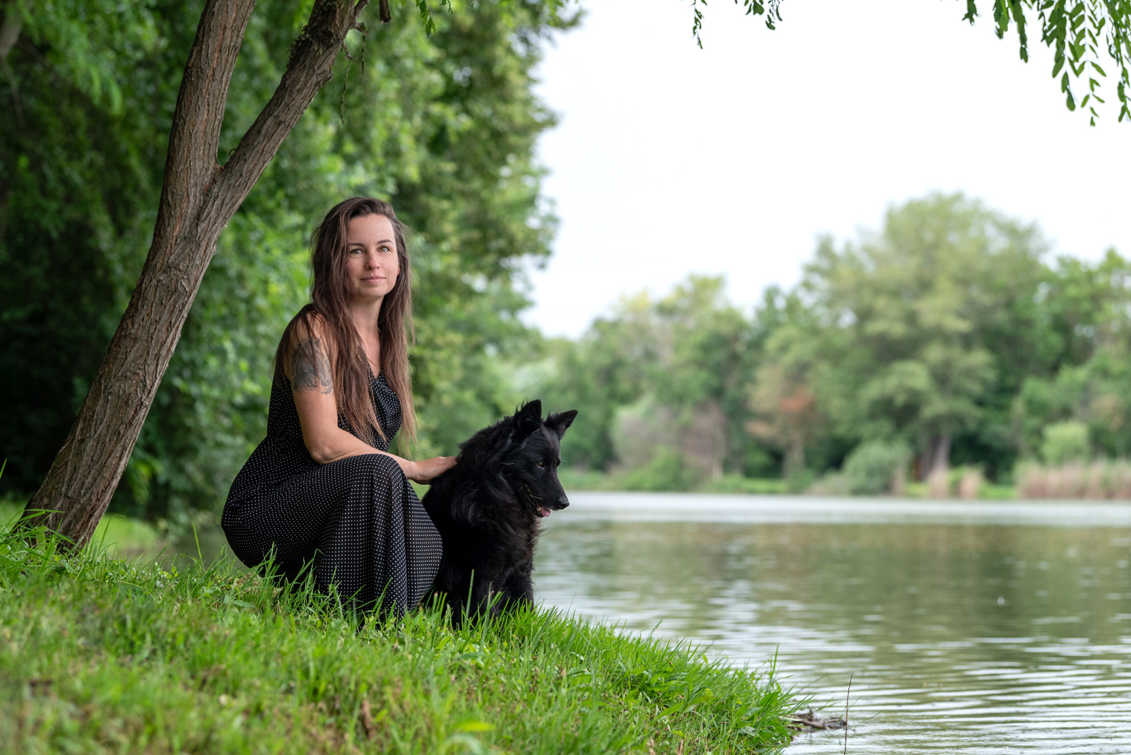 fekete mudi kutya magyar kutyafajta tópart csinos fiatal nő gazdi kutya-gazdi