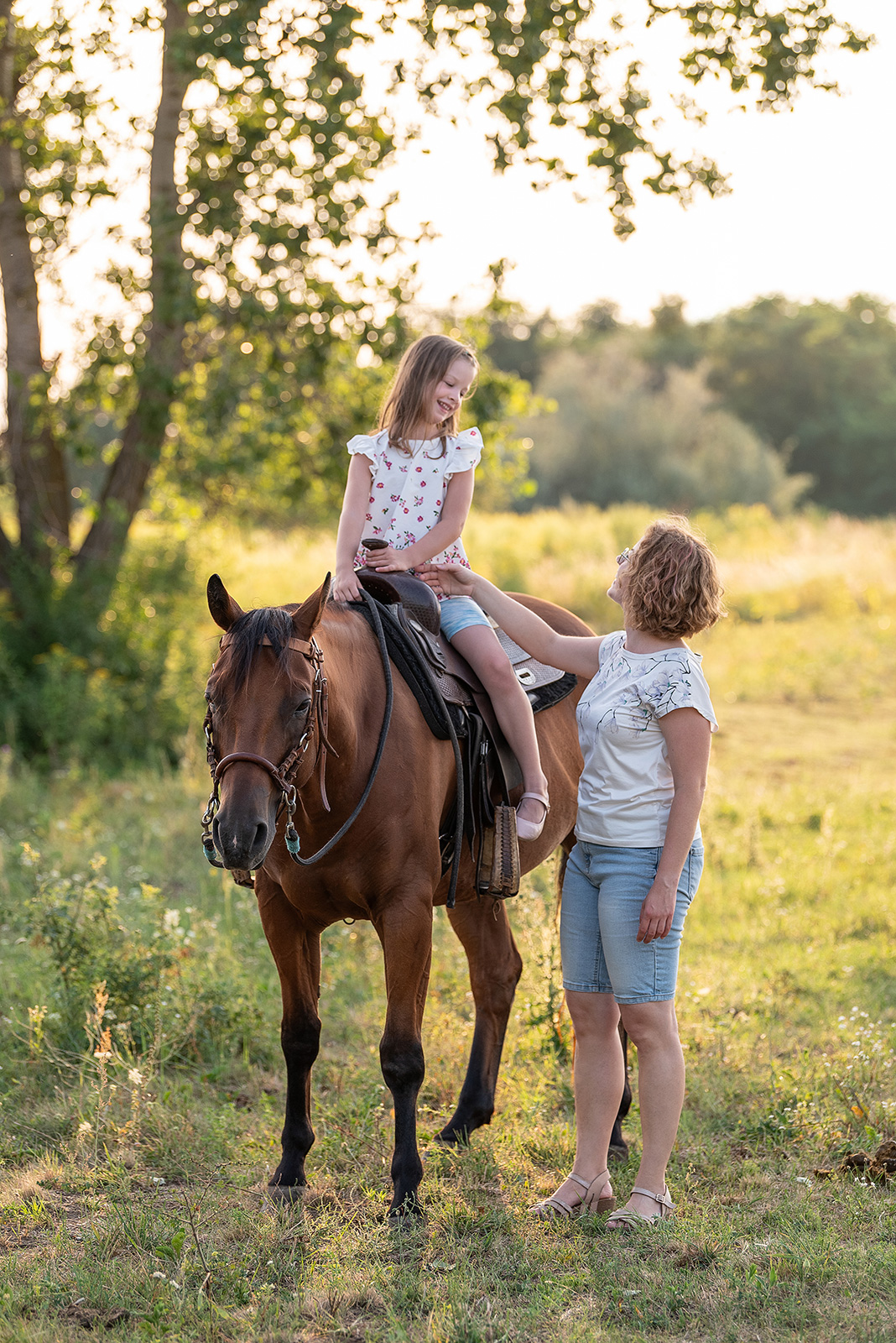 lovas élményfotózás pej ló mező naplemente anya lánya szeret