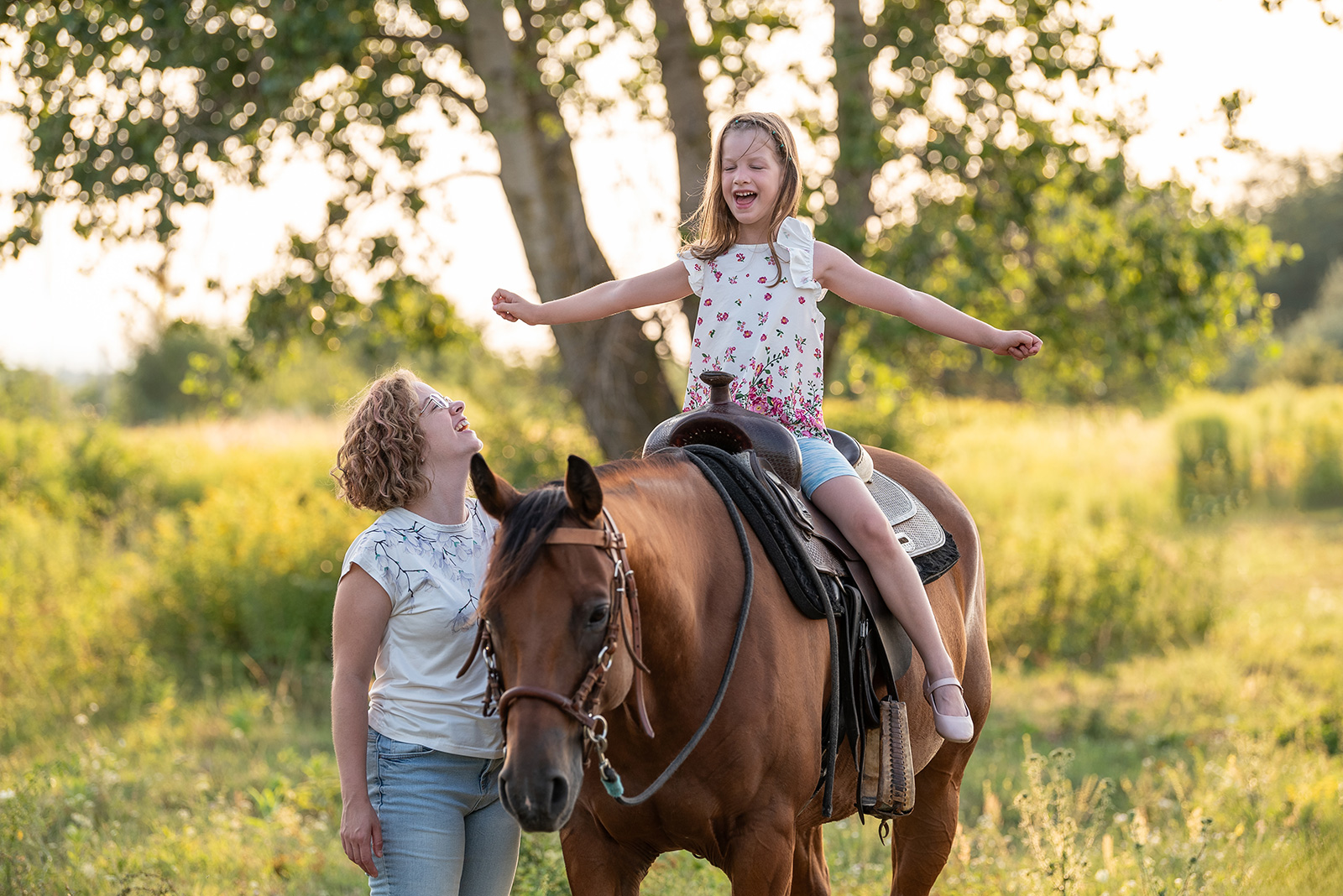 lovas élményfotózás pej ló mező naplemente anya lánya szeret