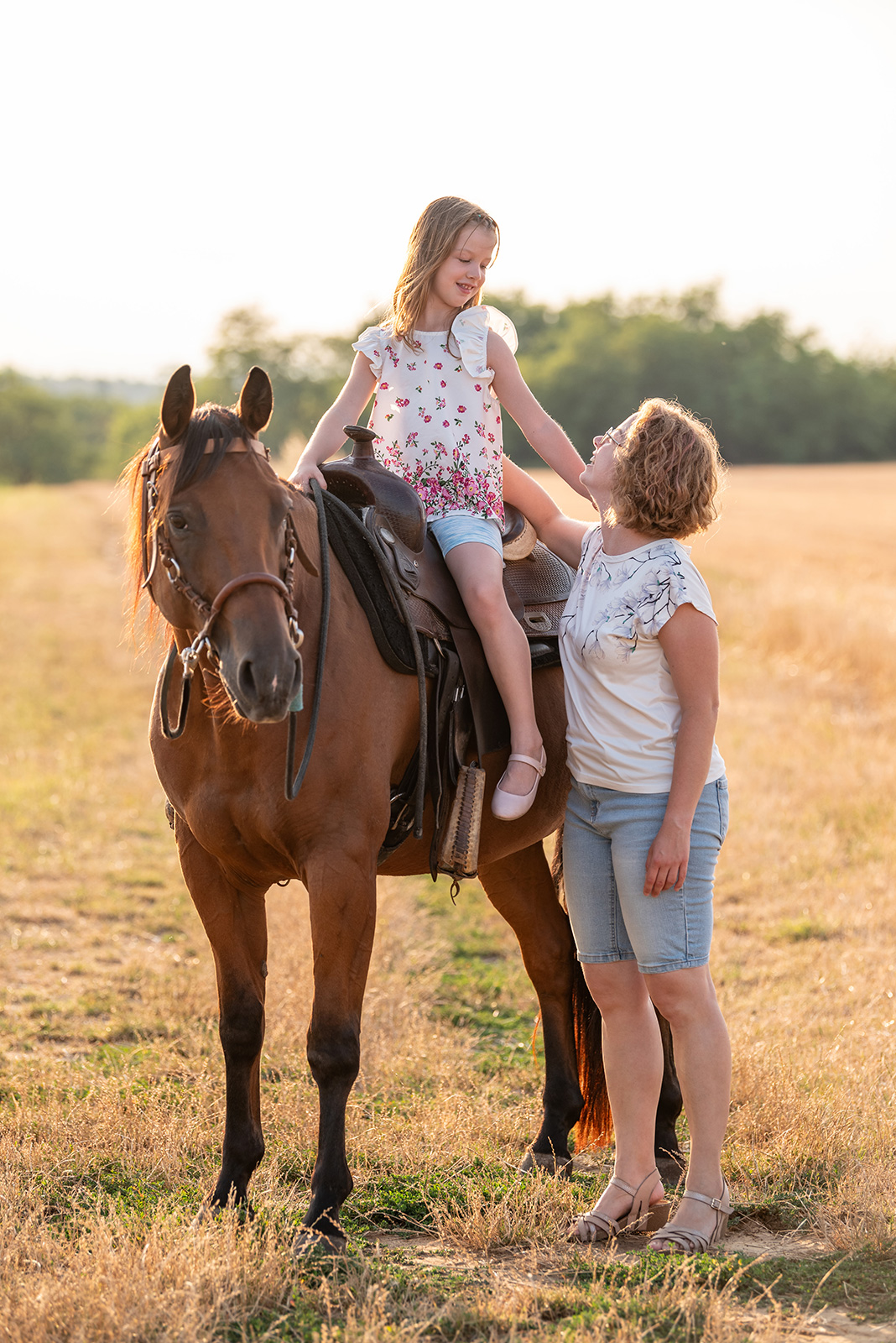 lovas élményfotózás pej ló mező naplemente anya lánya szeret