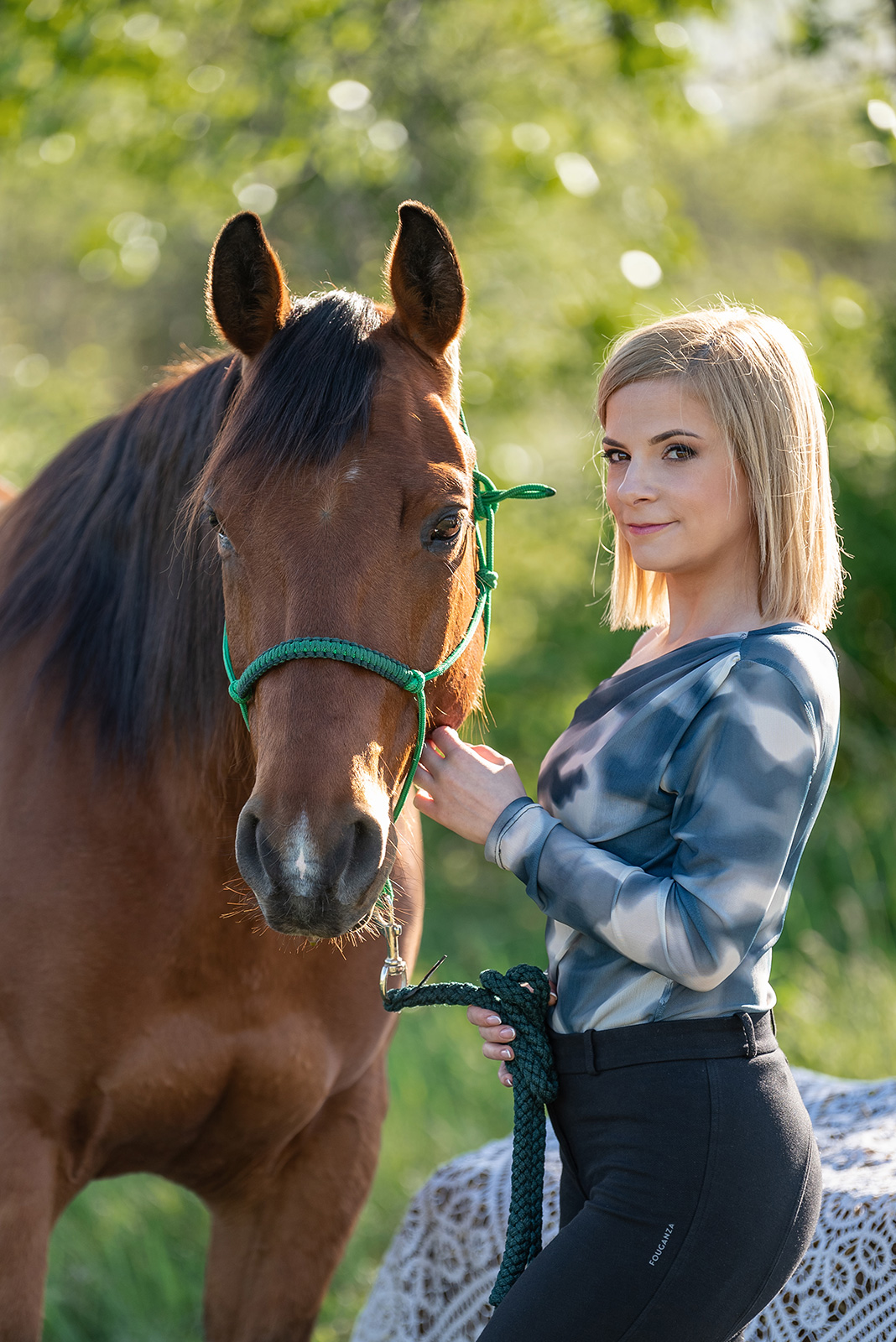 lovas élményfotózás pej ló mező naplemente szőke csinos lány