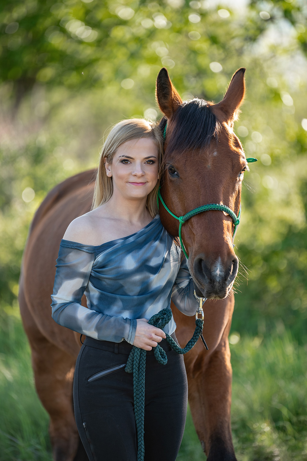 lovas élményfotózás pej ló mező naplemente szőke csinos lány